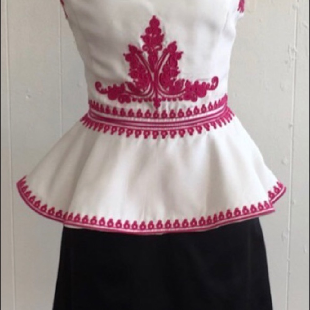Elegant sleeveless embroidered dress
